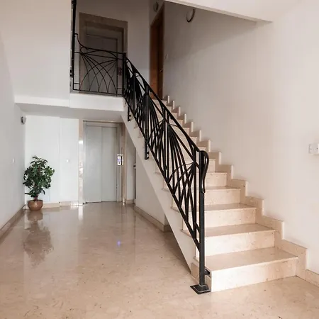 Apartment Larger Than Usual 3bd *